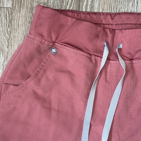 Figs Women’s Mauve Zamora size small Jogger Scrub Pants - Picture 2 of 9